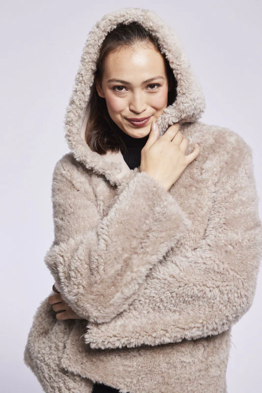 399HDB  Reversible hooded shearling jacket in black   soldout - Image 4
